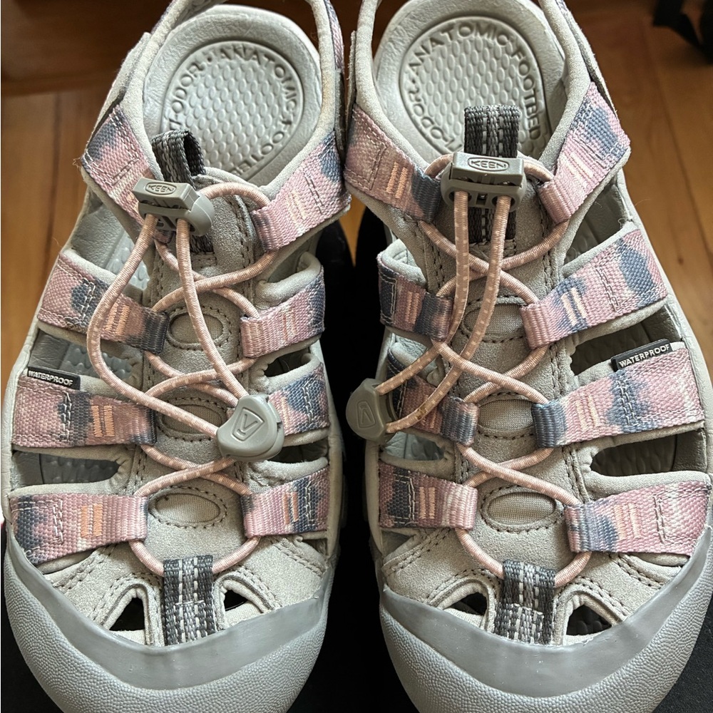 Keen Women's Newport H2 Pink and Gray Closed Toe Size 6.5